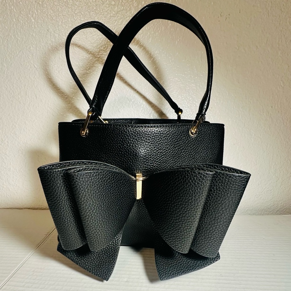 Crossi Black Faux Leather Bow Bag  Purse With Gold Hardware Women’s Medium‎ Size